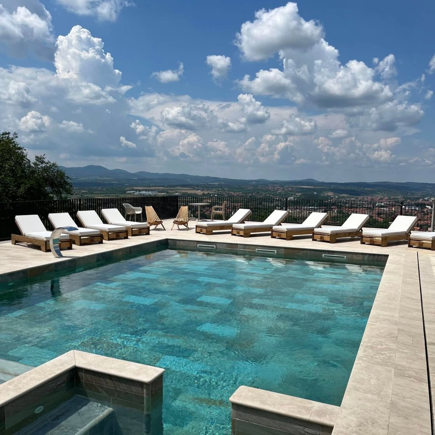 Hotel terasa sa ležaljkama i panoramom
